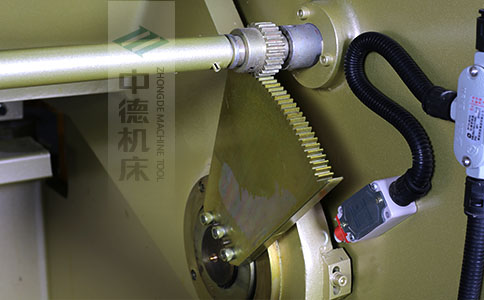 ZDS-450采用高精度刀片間隙調(diào)節(jié)齒輪，經(jīng)過(guò)淬火高硬度又耐磨，表面鍍鋅不生銹，長(zhǎng)年累月使用依然有很高的調(diào)節(jié)精度.jpg