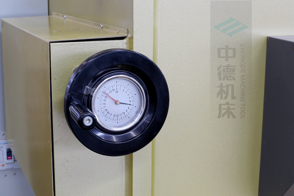 ZDG-640刀片間隙調(diào)節(jié)裝置，設(shè)置在機(jī)架前面，并有刻度顯示，調(diào)節(jié)方便.jpg