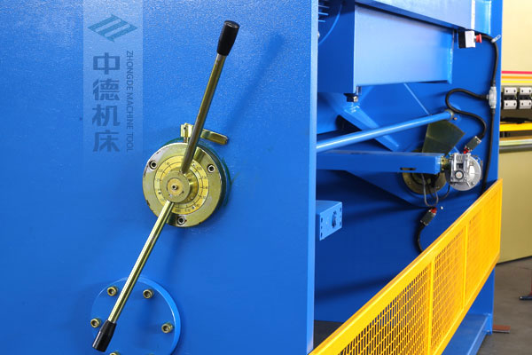 ZDSK-1632剪板機(jī)刀片間隙手動(dòng)調(diào)節(jié)器，刻度清淅，調(diào)節(jié)省力又簡便.jpg