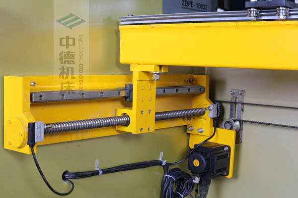 ZDPK-10032X軸配有滾珠絲桿及直線導軌，大功率伺服電機，鋼絲同步帶，能顯著提升X軸定位精度及速度