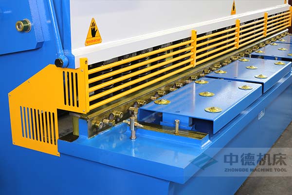 ZDS-2032剪板機進料口，安全防護，進料無阻，又能直接觀看到燈光對線的剪切位置.jpg