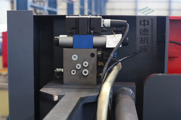ZDPE10025采用進(jìn)口液壓系統(tǒng)，穩(wěn)定無(wú)故障，耐高溫高壓，持久工作精度高.jpg