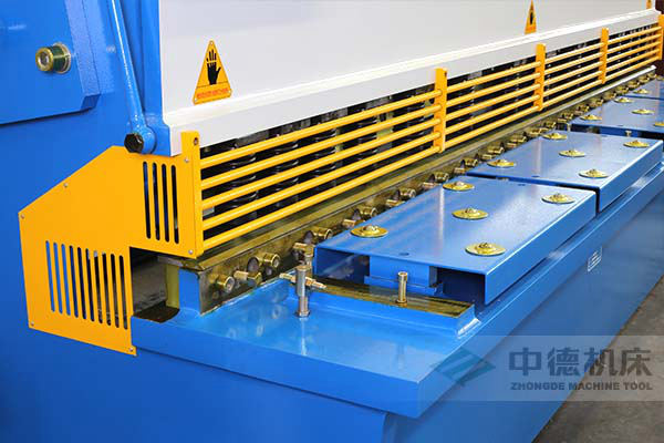 ZDS-432剪板機進料口，安全防護，進料無阻，又能直接觀看到燈光對線的剪切位置.jpg