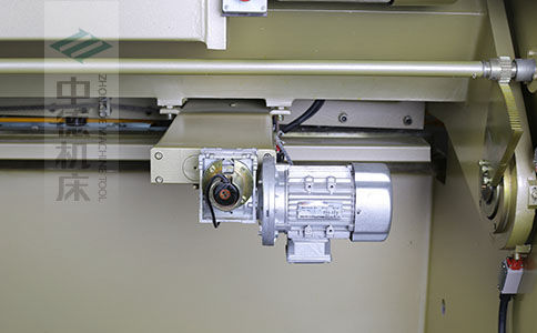 ZDS-1032剪板機后檔料結構，平行度高，并采用國內一流品牌軸承，耐磨抗壓壽命長.jpg