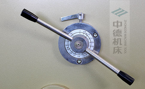 ZDS-640剪板機刀片間隙手動調(diào)節(jié)器，刻度清淅，調(diào)節(jié)省力又簡便.jpg